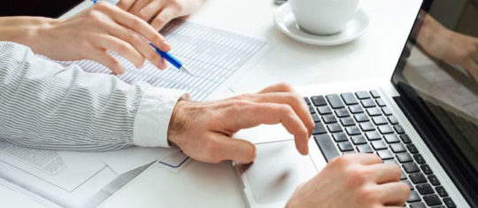 homme-utilisant-un-outil-de-planning-en-ligne