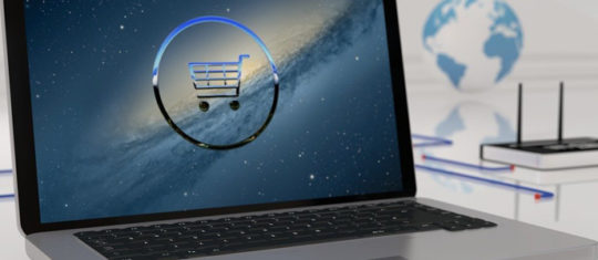 Un ordinateur avec un logo ecommerce en fond d'écran
